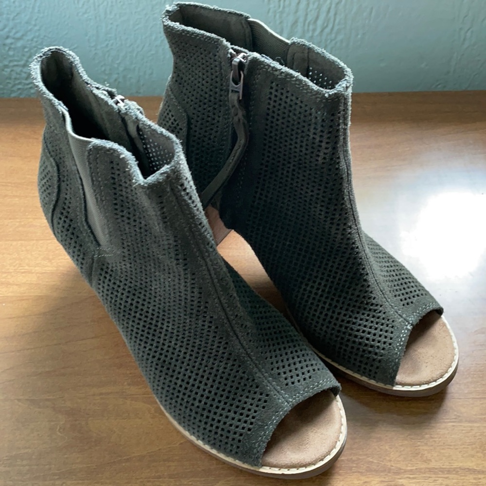 Toms olive suede boots